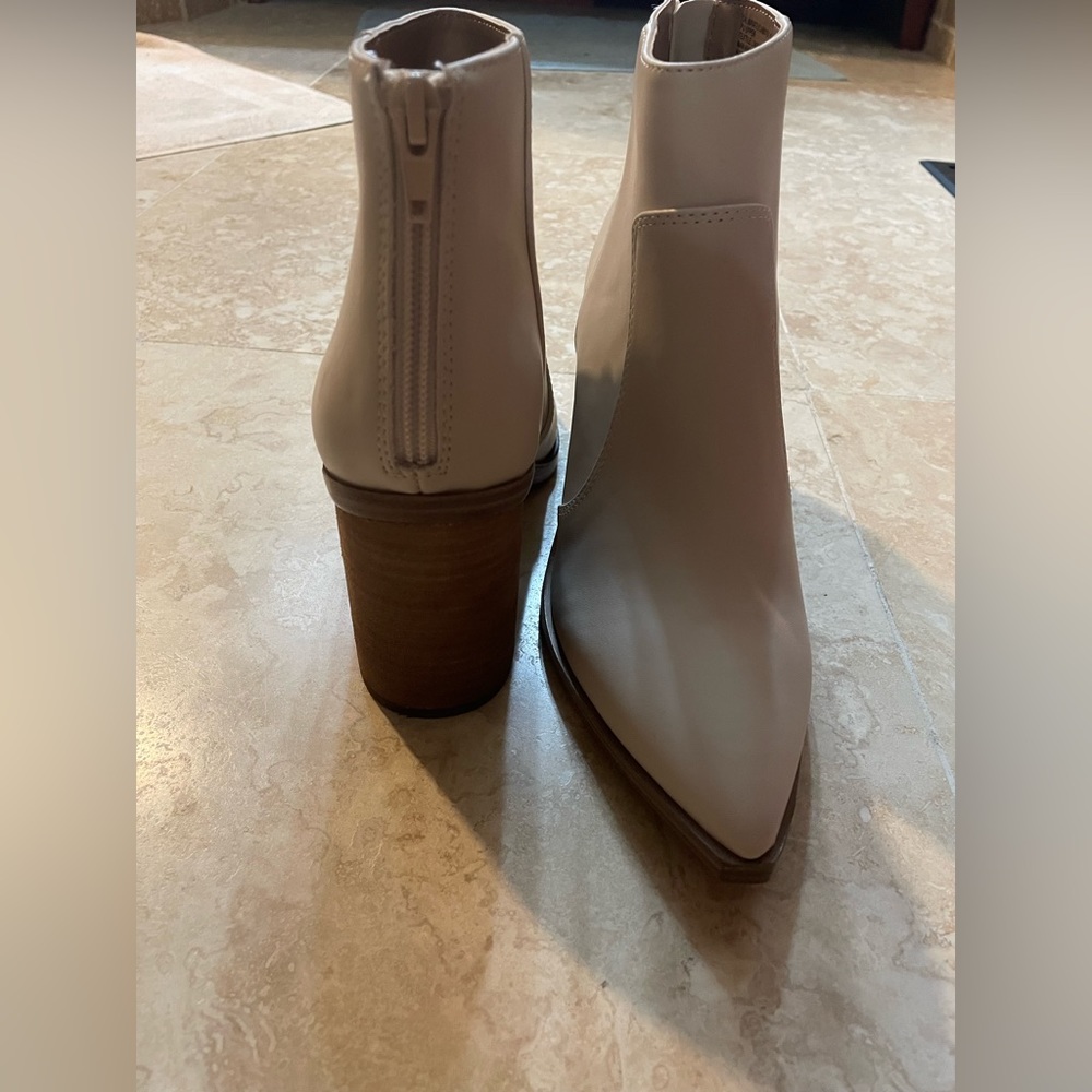 Steve Madden Size 8.5 Women Color: Calibrate Bone